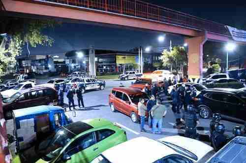 Balacera entre taxistas del Grupo de los 300 y policías en el Centro de Justicia de Tlalnepantla